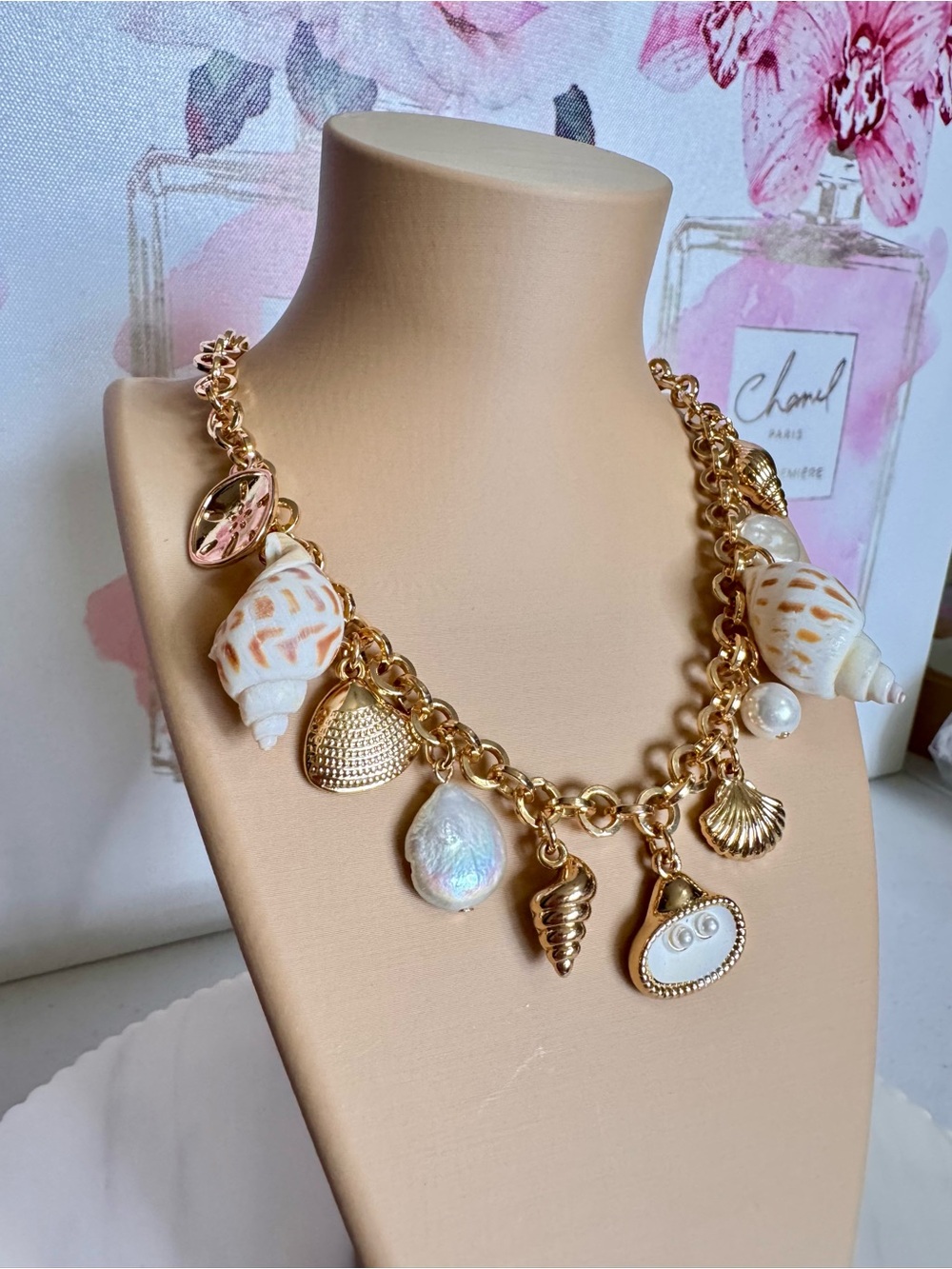 House of Harlow 1960 Gold Freshwater Pearl & Natural Shell Charm Necklace NIB - Picture 2 of 3